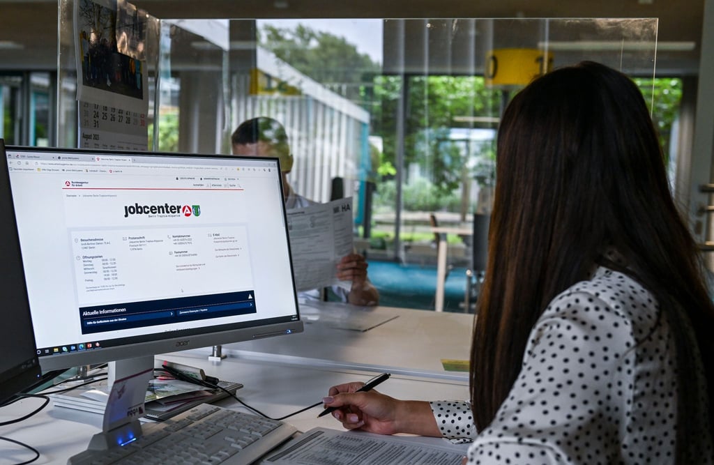 Wenn Betroffene eine Arbeitsaufnahme nachhaltig verweigern, kann das Jobcenter das Bürgergeld für maximal zwei Monate streichen.