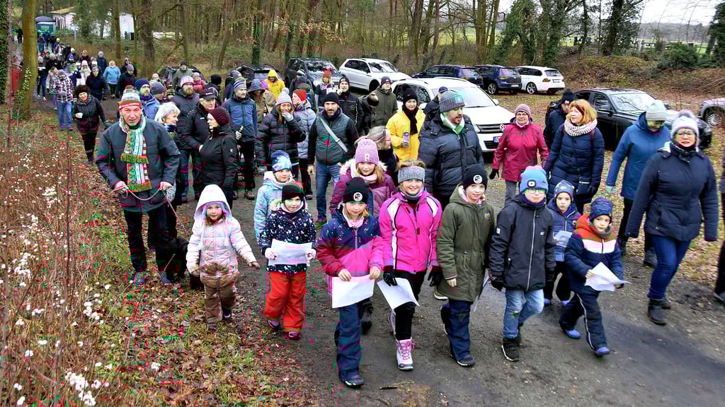 Vom Sportlerheim aus starten 100 Erwachsene und 10 Kinder zur Grünkohlwanderung. Es ist die erste Tour, die die Sportgemeinschaft Bösdorf für Gäste aus nah und fern auf die Beine gestellt hat.
