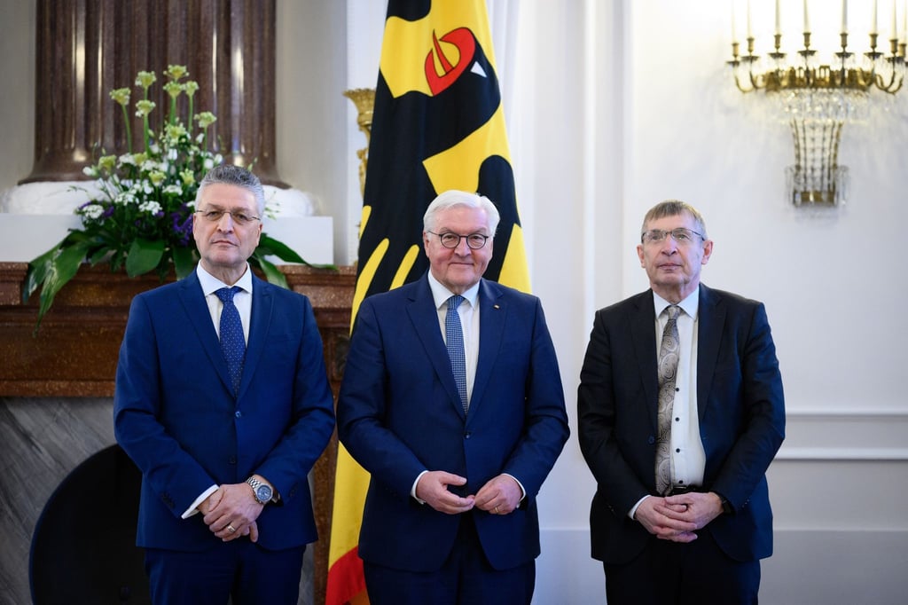 Bundespräsident Frank-Walter Steinmeier (M) steht bei der Verleihung des Verdienstkreuzes mit Klaus Cichutek (r) und Lothar H. Wieler (l) im Schloss Bellevue zusammen.