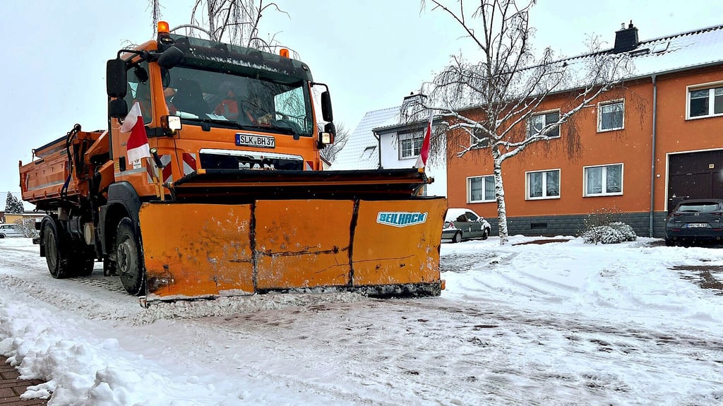 Ein Räumfahrzeug schiebt Schnee in Peißen.