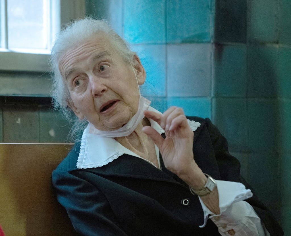 Holocaust-Leugnerin Ursula Haverbeck sitzt auf einer Bank in einem Gerichtsflur.