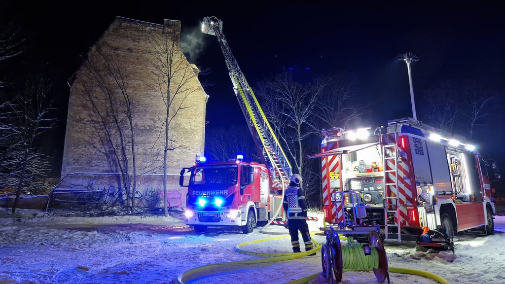 Mit einer Drehleiter mussten die Flammen im Dachbereich gelöscht werden.