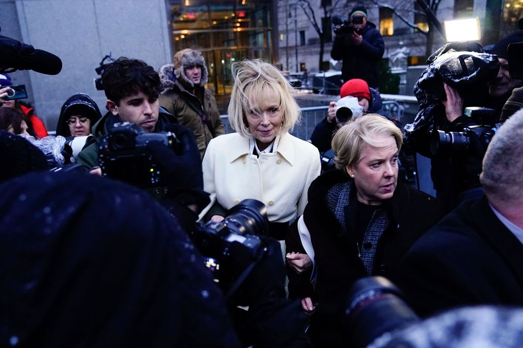 Die Autorin E. Jean Carroll verlässt das Bundesgericht in Manhattan nach dem Beginn ihres zweiten Verleumdungsprozesses gegen Donald Trump.