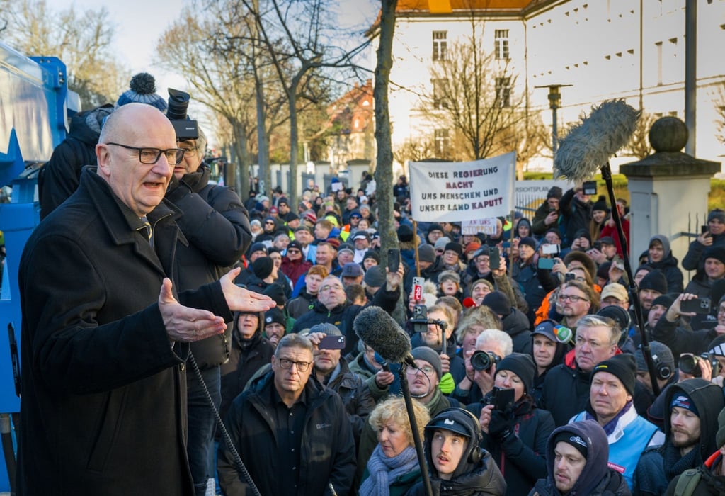 Dietmar Woidke (SPD, l), Ministerpräsident von Brandenburg.