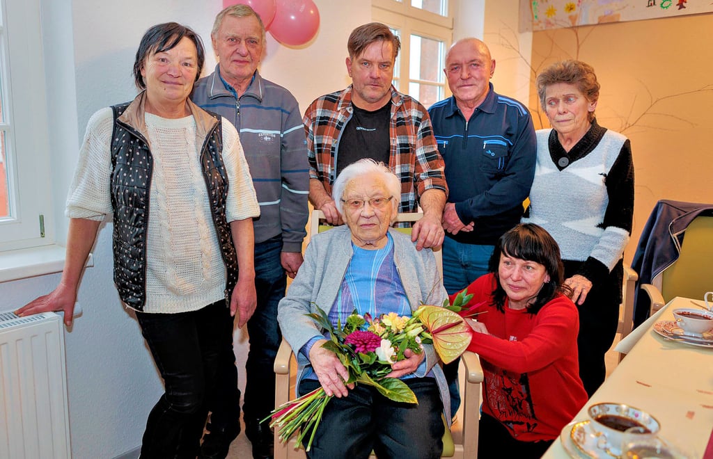 Im Kreise ihrer Liebsten feiert Gertrud Beilschmidt ihren 100. Geburtstag im DRK-Pflegeheim.
