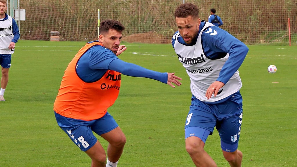 Zwangspause: Luc Castaignos (r.), hier mit FCM-Teamkollege Ahmet Arslan, plagt sich mit einer Infektion herum und wird laut Trainer Christian Titz die nächsten Tage nicht trainieren können.