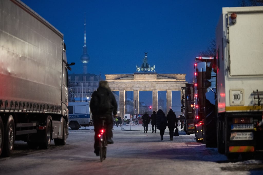 Der Bundesverband Logistik & Verkehr pro (BLV-pro) hatte zu einer Sternfahrt des Güterkraftverkehrs nach Berlin aufgerufen - und Hunderte kamen.