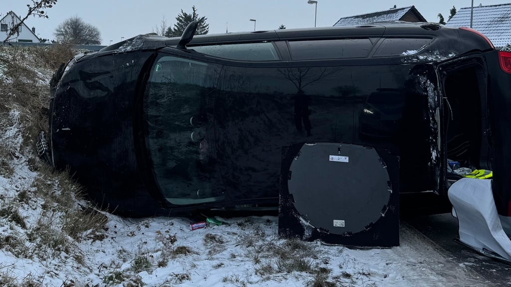 Unfall in Klein Oschersleben: Auto überschlägt sich: Frau verliert ...