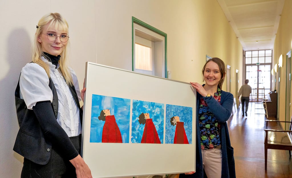 Arbeiten aus dem Kunstunterricht der Domgymnasiasten sind ab morgen im Rathaus zu sehen. Für den Aufbau der Werkschau „Außenwelten //Innenwelten“ haben Kunstlehrerin Annika Middendorf (r.) und Lehramtsstudentin Pauline Kuritz noch alle Hände voll zu tun.