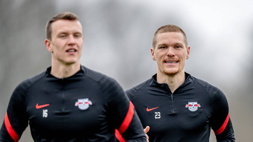 Eigentlich eher keine Verwechslungsgefahr: Lukas Klostermann (l.) und Marcel Halstenberg, hier in gemeinsamen Zeiten bei RB Leipzig.