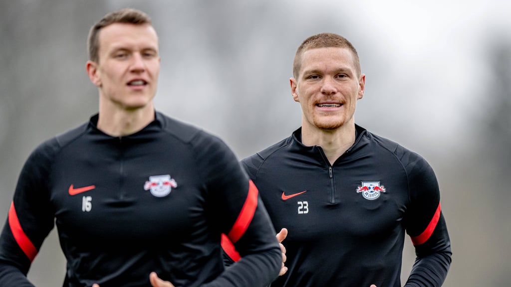 Eigentlich eher keine Verwechslungsgefahr: Lukas Klostermann (l.) und Marcel Halstenberg, hier in gemeinsamen Zeiten bei RB Leipzig.