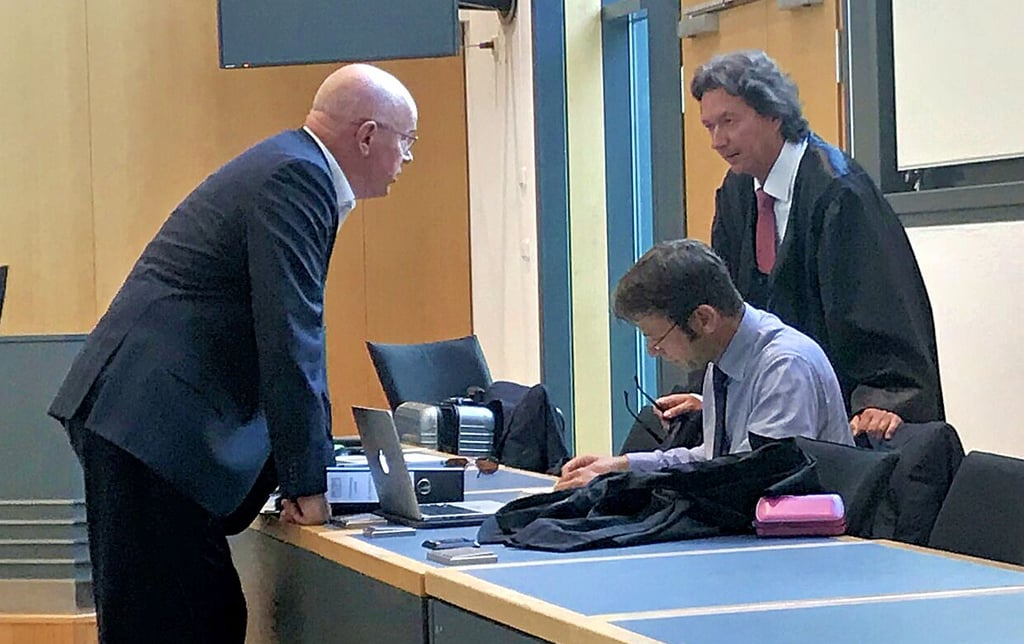 Prozessauftakt am 28. Mai 2018 gegen Lothar Finzelberg (l.)seinen Anwälten Andreas Meschkat (stehend) und Axel Kaufmann.