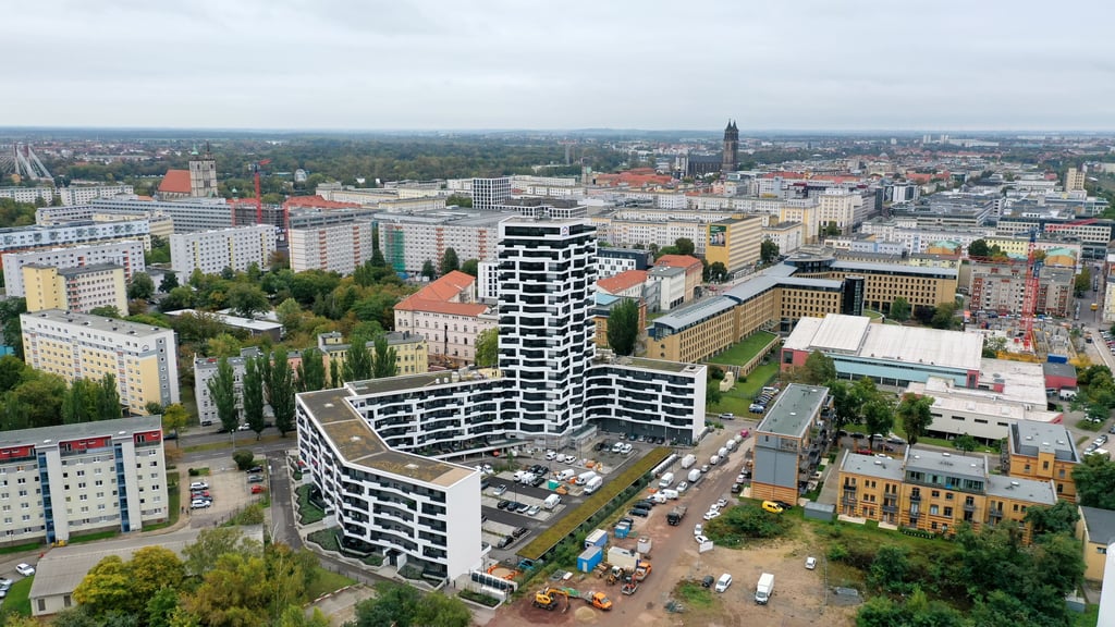 Blick aus der Vogelperspektive auf Wohnungen in Magdeburg. Der Mietspiegel ist nun beschlossene Sache.