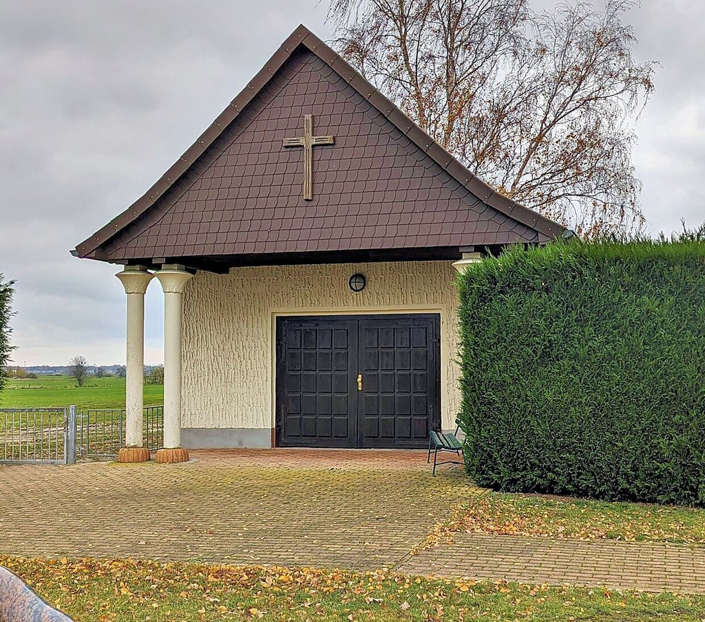 Das Dach der Kapelle auf dem Woltersdorfer Friedhof wurde neu eingedeckt. Die Fassade soll in diesem Jahr neu angestrichen werden.