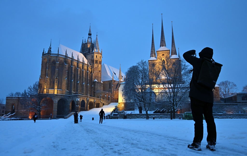Winterwetter auf dem Domplatz vor Mariendom und Severikirche.
