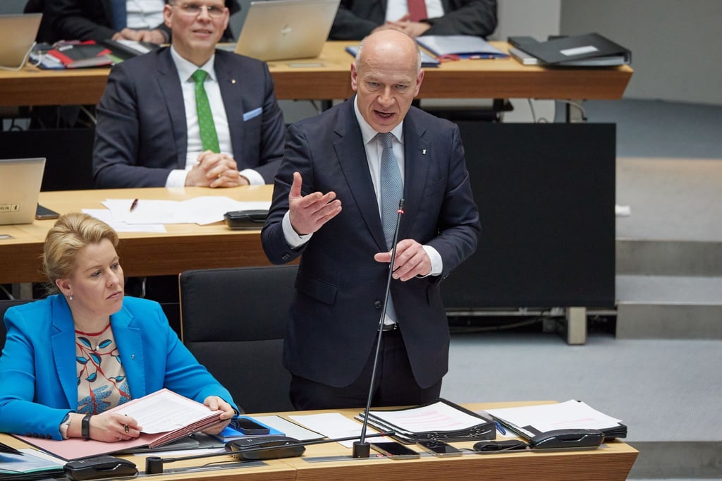 Kai Wegner (CDU), Regierender Bürgermeister, äußert sich während einer Fragestunde im Berliner Abgeordnetenhaus zu einer aktuellen Liebesbeziehung mit einer Senatorin.