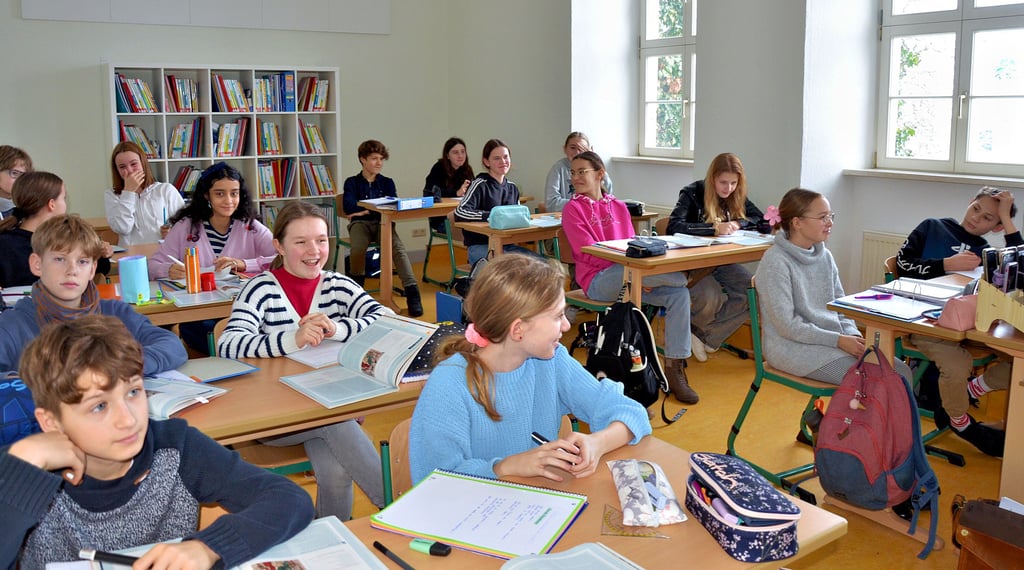 Schüler der Internatsschule Hadmerslebenden verfolgen den Unterricht in ihren neuen Klassenräumen.