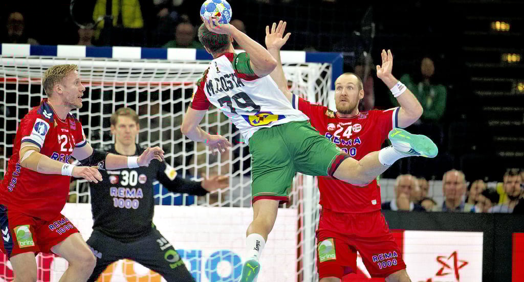 Magnus Gullerud (l.) und Christian O’Sullivan lassen Portugals Martim Costa hier zu viel Platz, was der zu nutzen weiß und insgesamt sieben Tore warf.