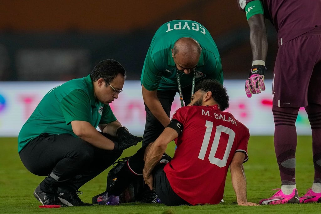 Ägyptens Mohamed Salah wird während des Spiels medizinisch behandelt.