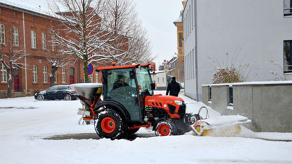 Auch in Güsten rückten die Bauhofmitarbeiter mit Groß- und Kleintechnik an die Schneefront aus. 5 Uhr begann der Wintereinsatz am Donnerstag.