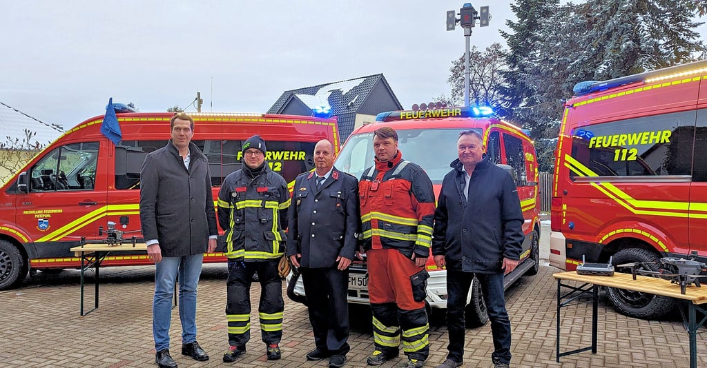 Landrat Steffen Burchhardt (l.) und Bürgermeister Bernd Köppen (r.) stellten gemeinsam die Vereinbarung vor, mit der sich Möser am Katastropenschutz des Landkreises beteiligt. Zugleich konnte Bernd Köppen insgesamt drei Fahrzeuge an die Ortsfeuerwehren Möser und Pietzpuhl übergeben.