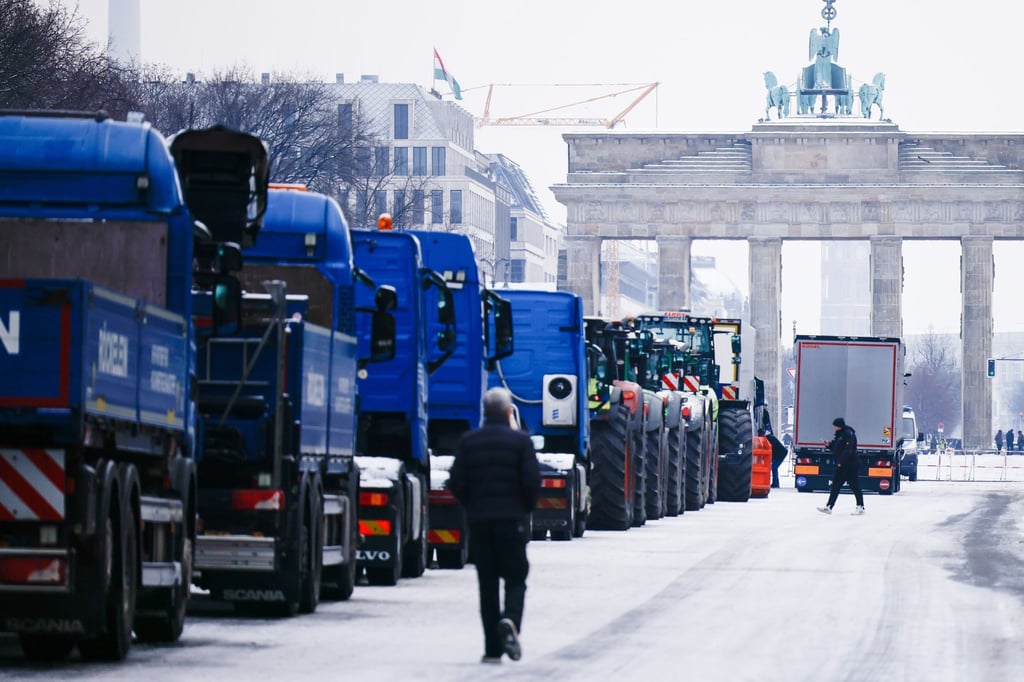 LKWs vor dem Brandenburger Tor.