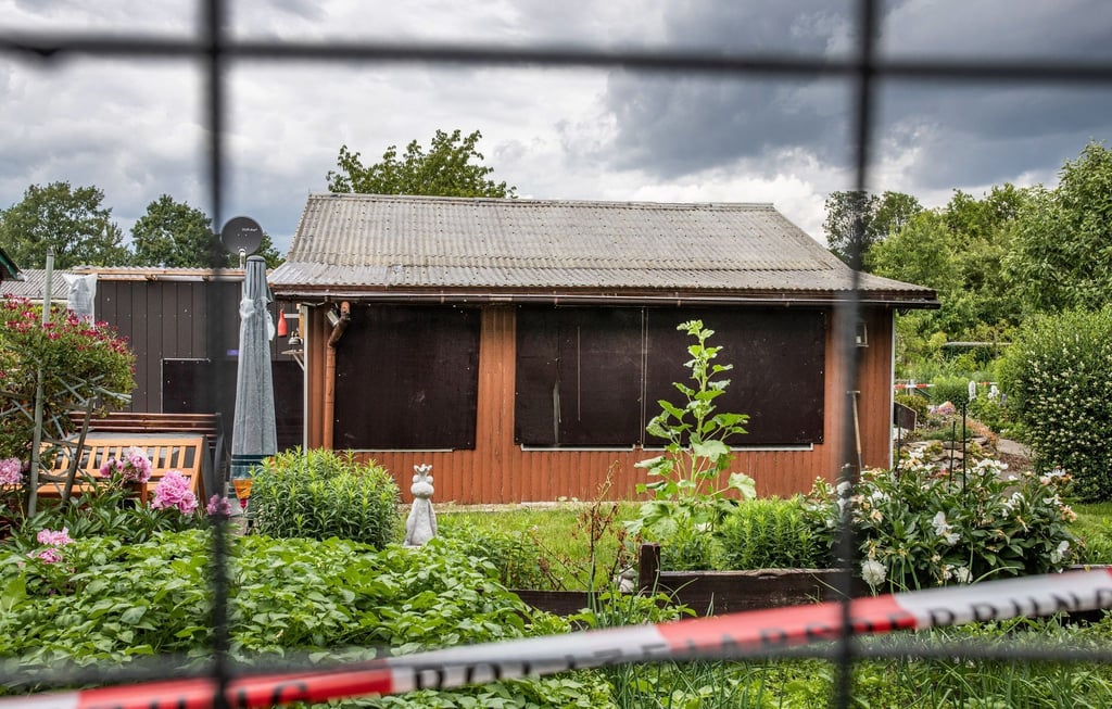 Absperrband umgibt das Grundstück in einer Kleingartenkolonie am Stadtrand von Münster.