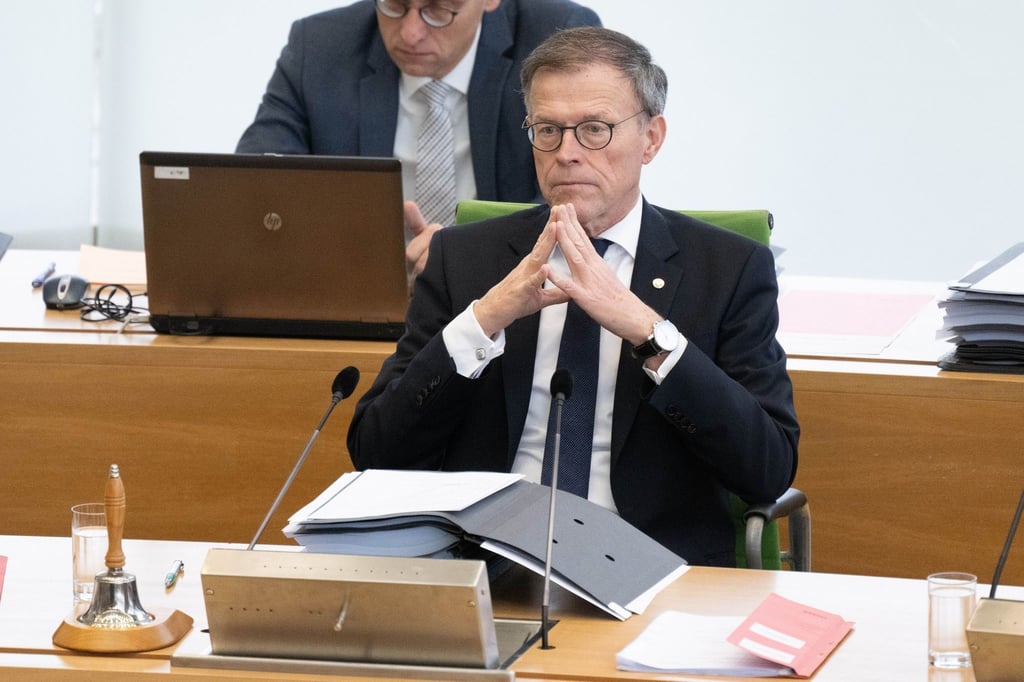 Matthias Rößler (CDU), Landtagspräsident in Sachsen, nimmt an der Sitzung im Landtag teil.