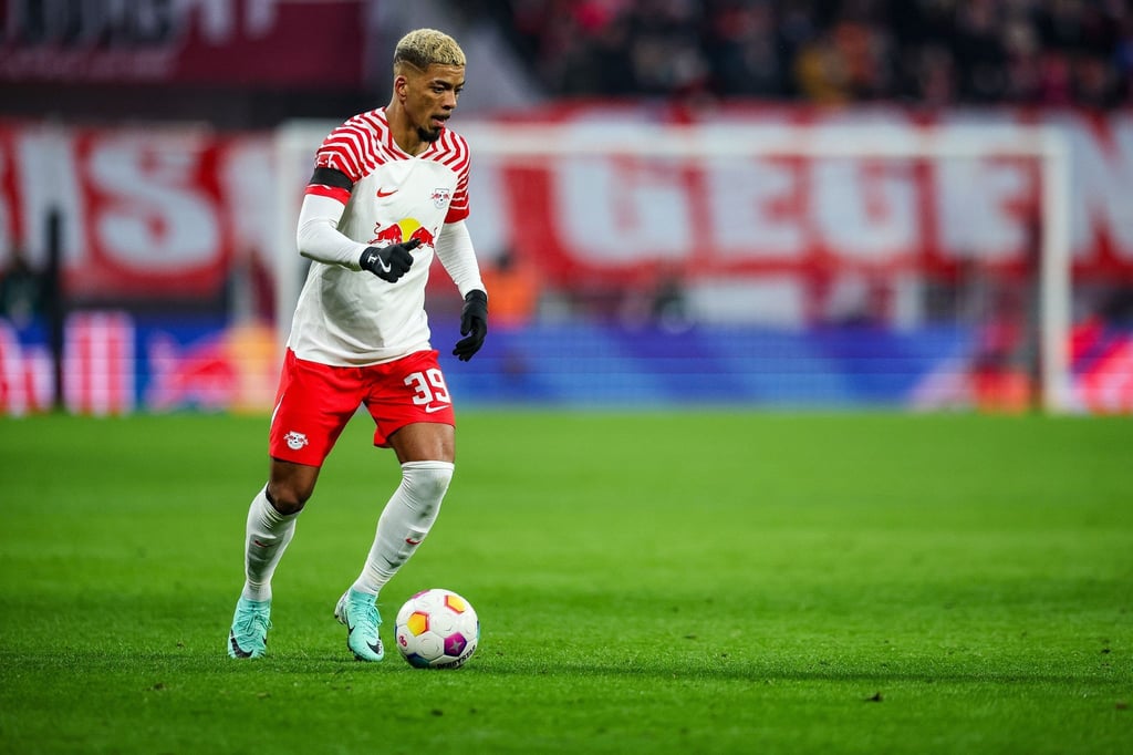 Leipzigs Spieler Benjamin Henrichs am Ball.