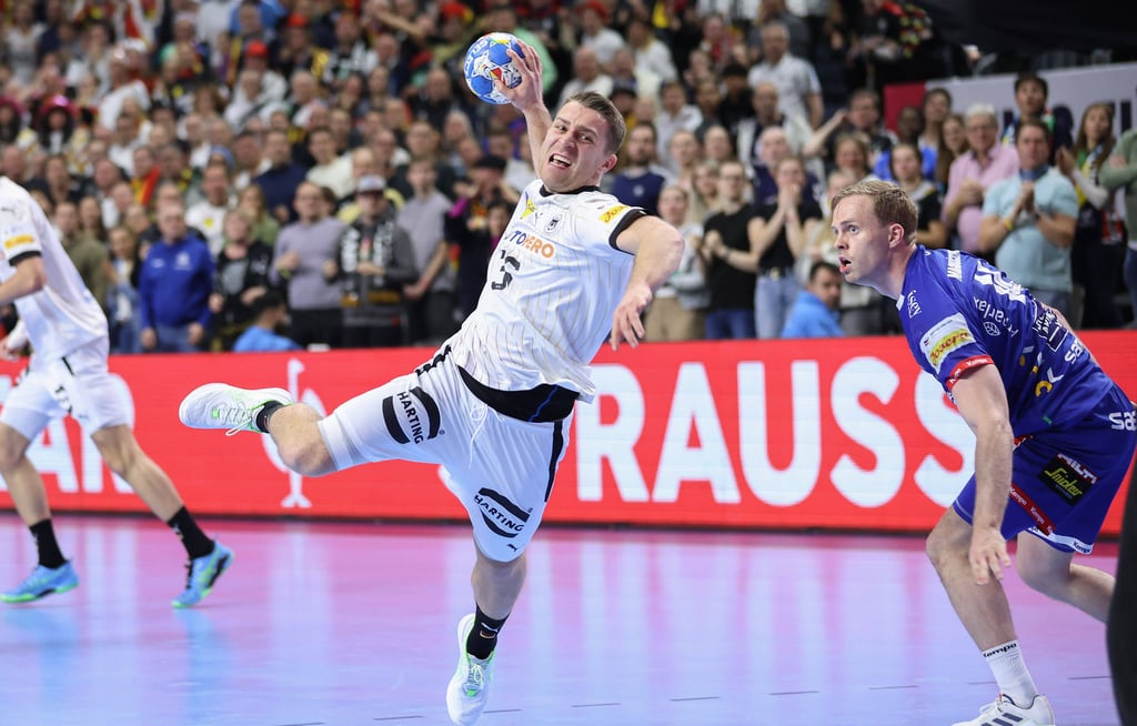 Hier trifft SCM-Linksaußen Lukas Merten zum wichtigen 22:21 für Deutschland. Sein Magdeburger Teamkollege Omar Ingi Magnusson in Reihen der Isländer kann nur noch zuschauen.