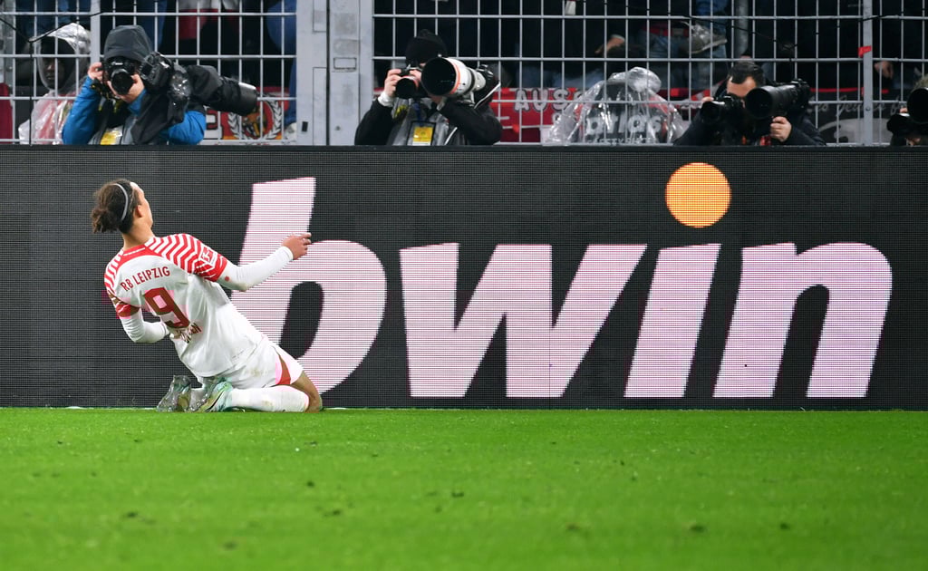 Yussuf Poulsen vor dem Logo von Wettanbieter bwin.