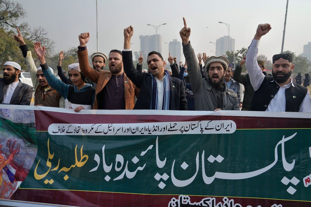 Pakistanische Studenten demonstrieren in Islamabad gegen den iranischen Angriff von Dienstag.