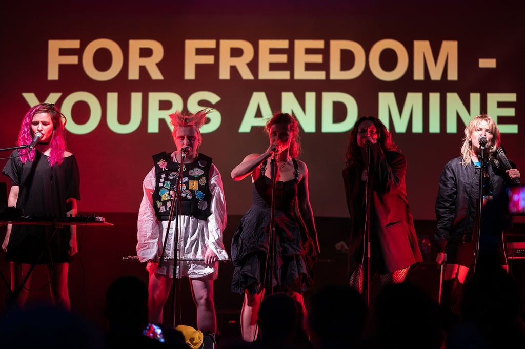 Diana Burkot (l-r), Taso Pletner, Marija Wladimirowna Aljochina, Olga Borisova und Alina Petrova, Mitglieder der Band Pussy Riot, stehen auf der Bühne bei ihrem Konzert im Kühlhaus beim Neiße Filmfestival.