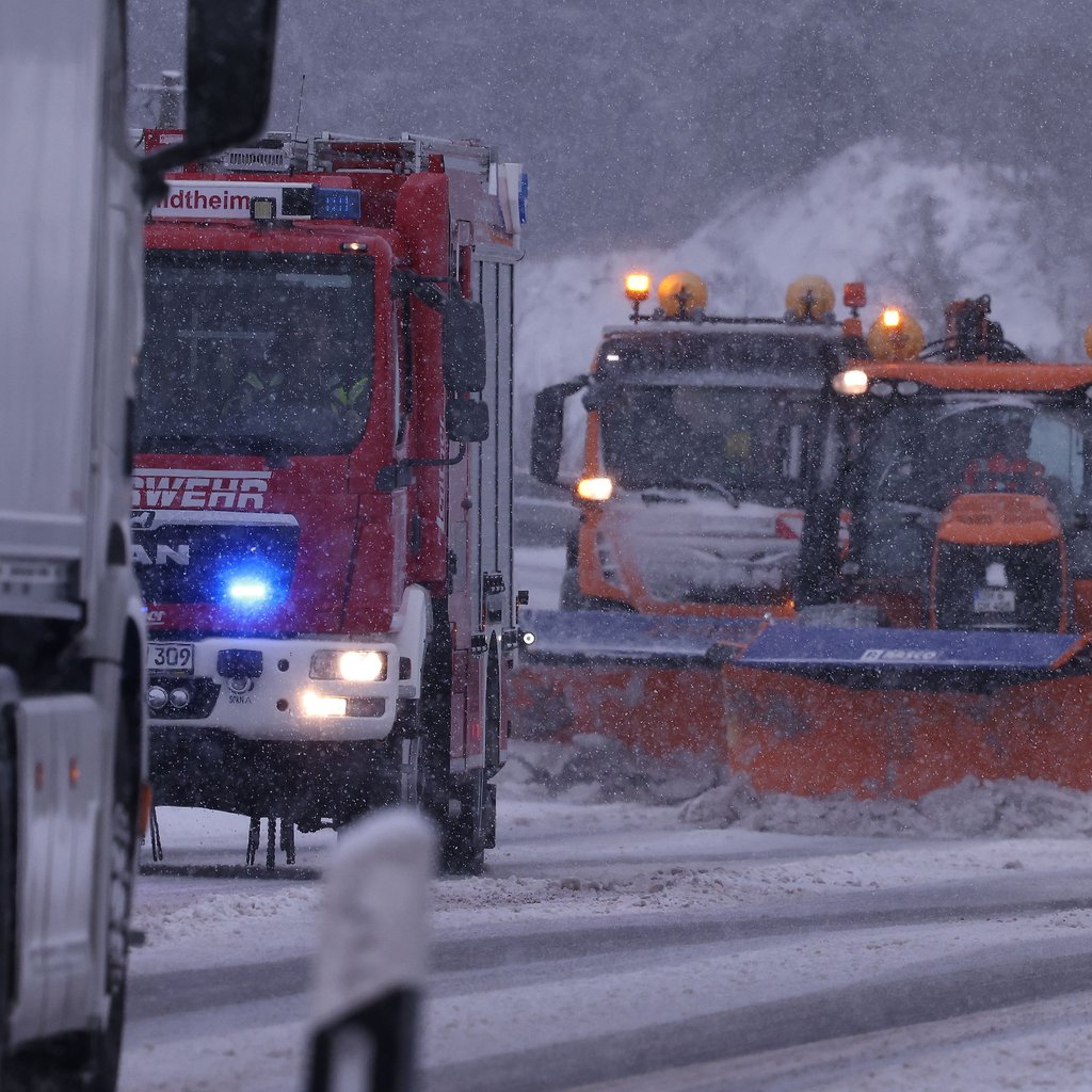 Winterwetter in Sachsen-Anhalt, Thüringen, Sachsen: Schnee und Glatteis  führen zu zahlreichen Unfällen in der Nacht