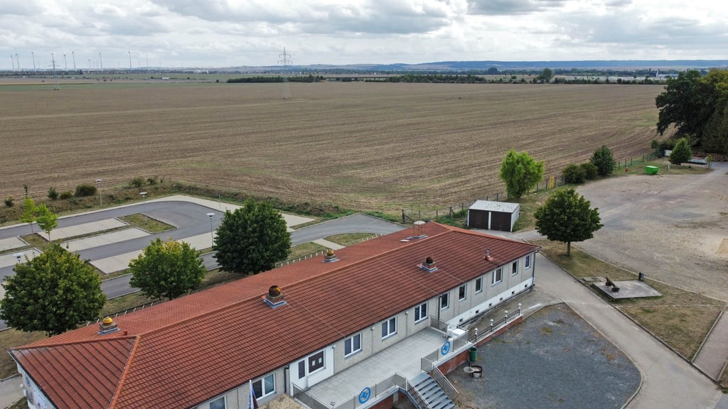 Im Bereich hinter dem Sportplatz in Nachterstedt soll das geplante Grundschulzentrum entstehen.