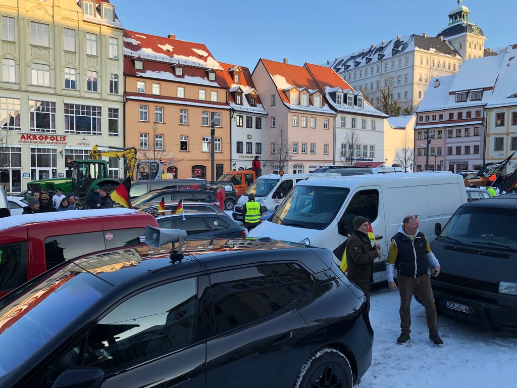 Rund 80 Fahrzeuge verschiedener Art haben sich am Freitagnachmittag auf dem Weißenfelser Marktplatz versammelt.