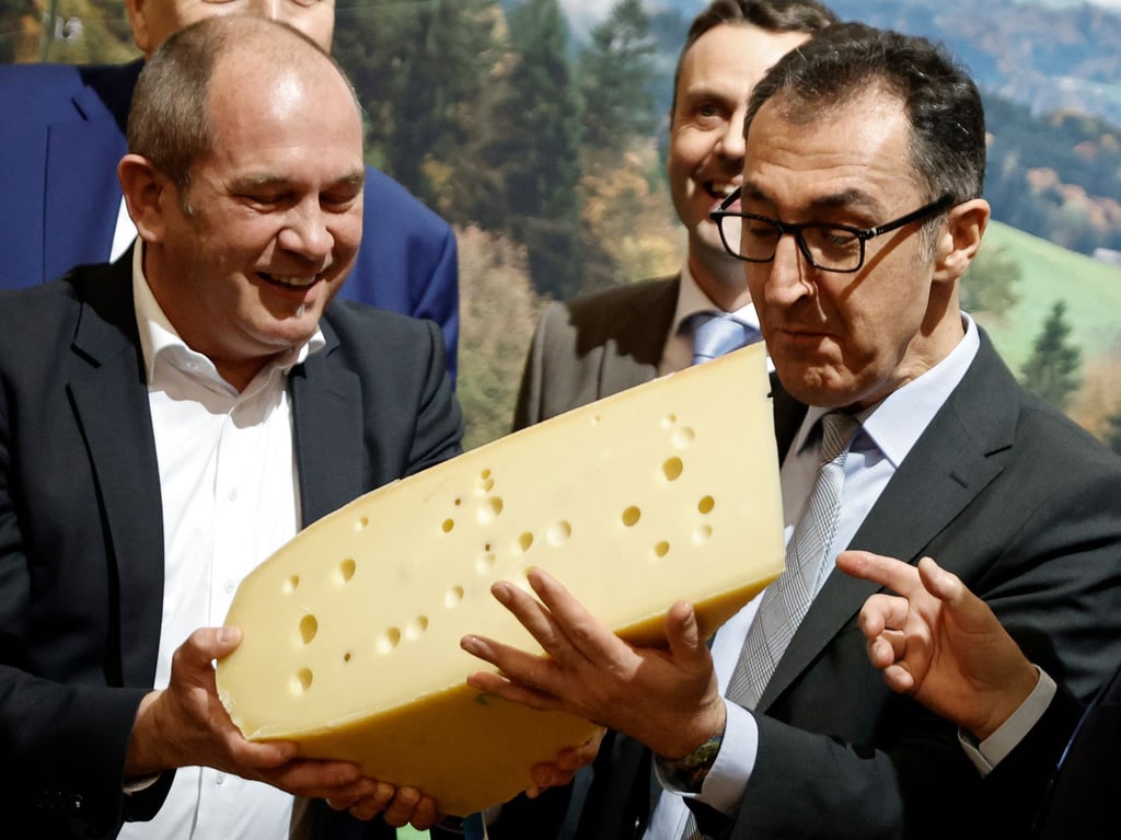Cem Özdemir (Bündnis 90/Die Grünen) bei seinem Eröffnungsrundgang über das Messegelände der Grünen Woche.