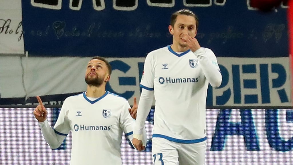 Auch ein Gebet hilft nicht: Luc Castaignos (l.) kann im Heimspiel des 1. FC Magdeburg gegen SV Wehen Wiesbaden am Sonntag nicht mitwirken.