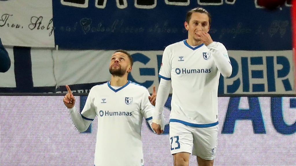 Auch ein Gebet hilft nicht: Luc Castaignos (l.) kann im Heimspiel des 1. FC Magdeburg gegen SV Wehen Wiesbaden am Sonntag nicht mitwirken.
