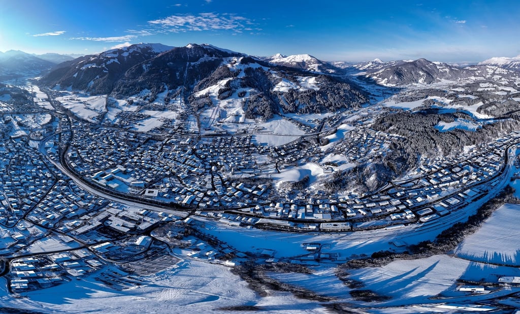 Blick über den Wintersportort Kitzbühel.
