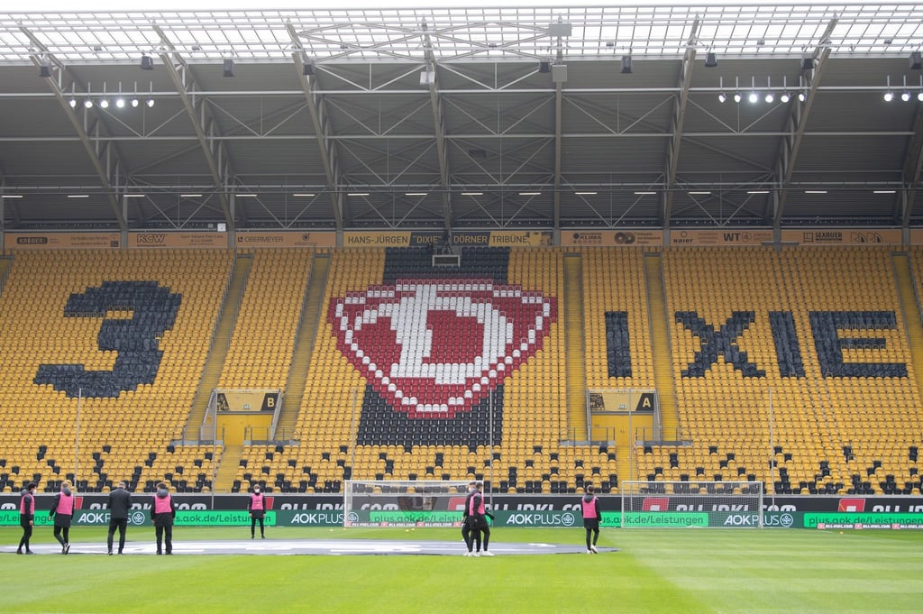 Der Schriftzug „3 Dixie“ auf der leeren Tribüne ehrt Dynamo-Legende Hans-Jürgen „Dixie“ Dörner.