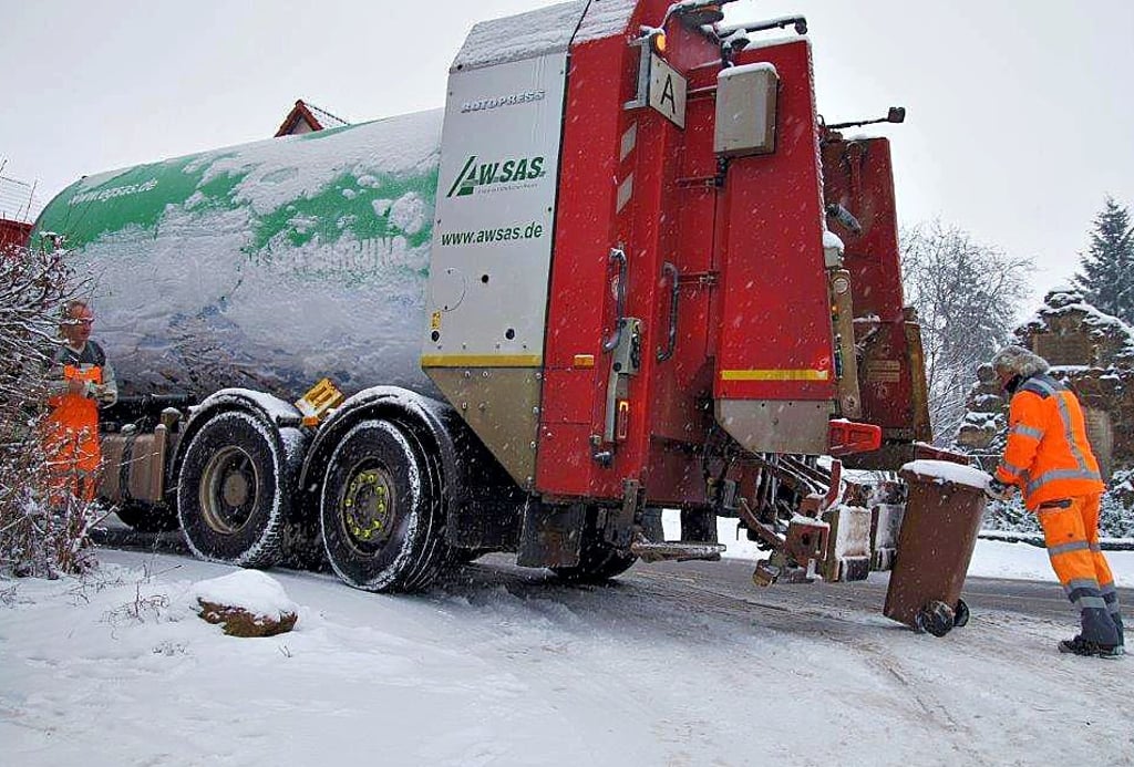 Auch am Donnerstag wurden die Tonnen, hier bei Breitenbach, geleert, sofern die Zufahrt möglich war.