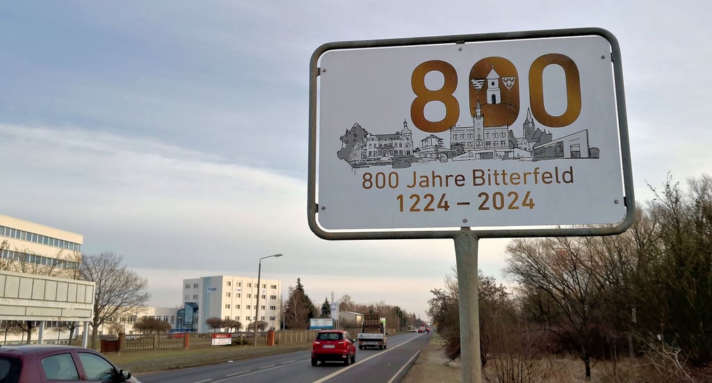 Ein neues Schild am Ortseingang von Bitterfeld an der B 100 weist auf das Stadtjubiläum hin.