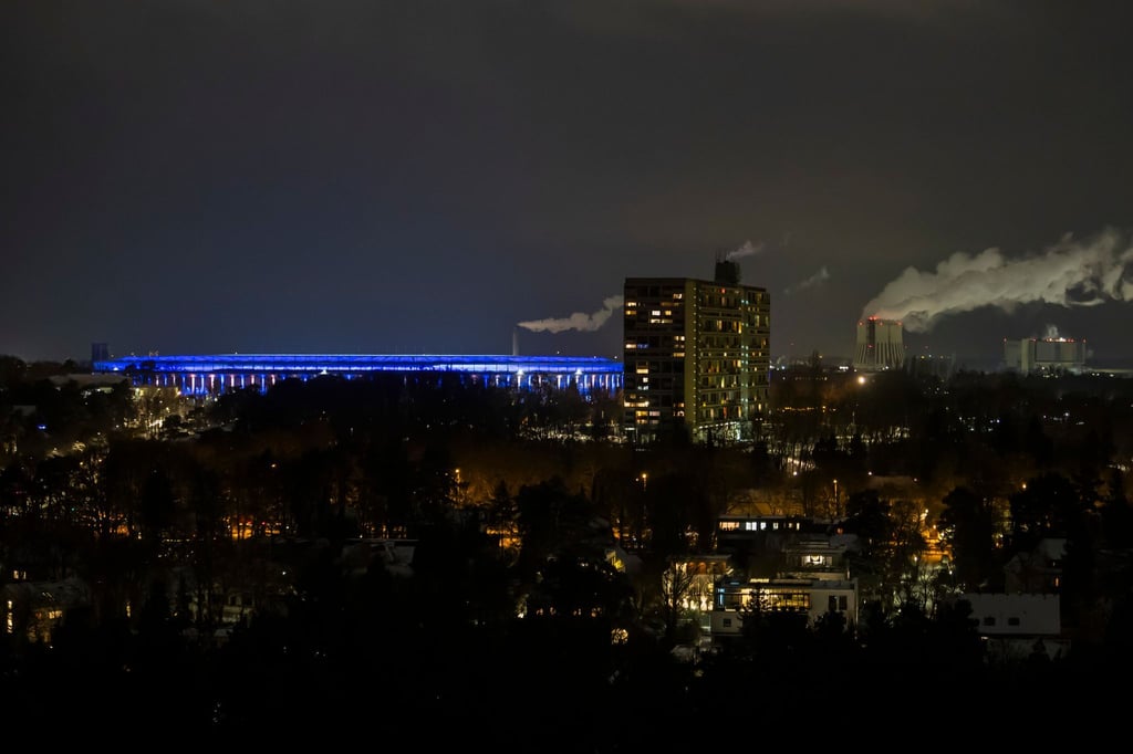 Das Berliner Olympiastadion wird im Gedenken an den verstorbenen Vereinspräsidenten von Hertha BSC Kay Bernstein blau-weiß beleuchtet.