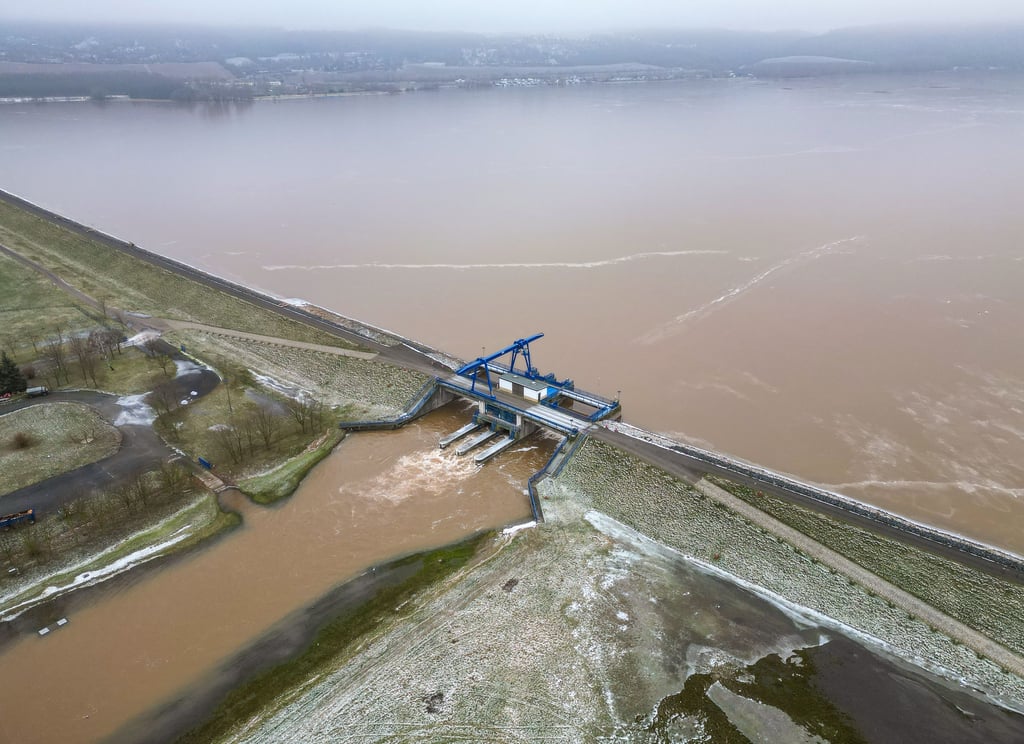 Wegen des übervollen Stausees Kelbra (Mansfeld-Südharz) musste viel Wasser in den Fluss Helme abgegeben werden, weswegen es in den angrenzenden Gebieten zu Überflutungen kam.