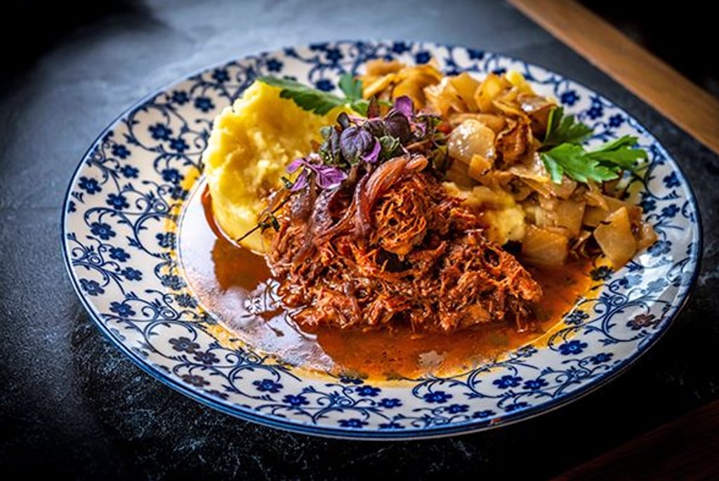 Gezupftes Kassler mit Kartoffelstampf und Bayrisch Kraut