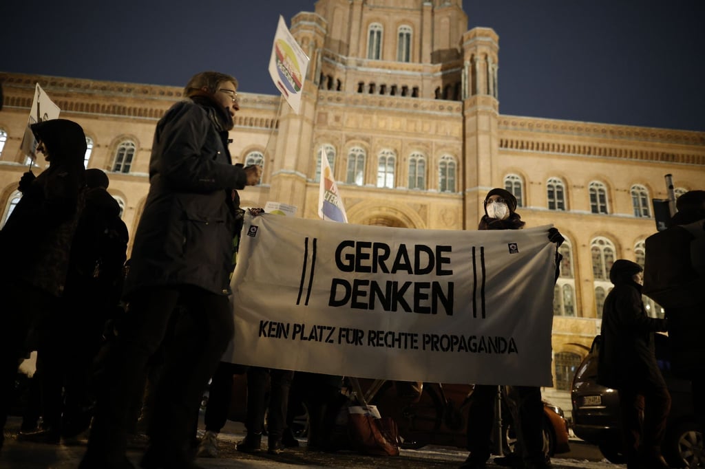 Menschen demonstrieren am 17.01.2024 gegen Rechts vor dem Roten Rathaus.