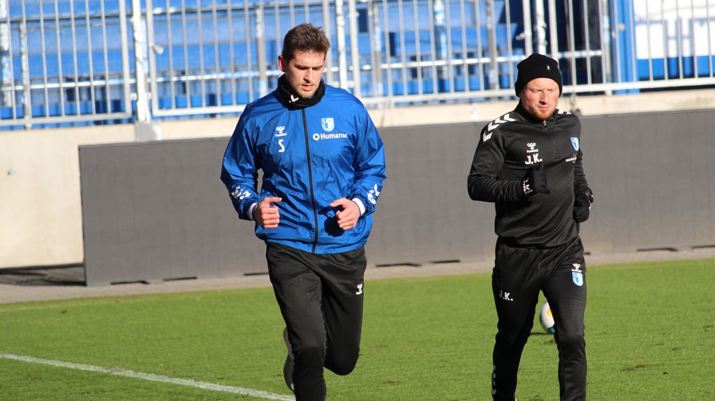 Julian Pollersbeck (l.) drehte gemeinsam mit FCM-Athletiktrainer Jannik Kirchenkamp beim Trainings-Freitag seine Runden um den Platz. Der Keeper fällt weiter aus, sein Debüt ist nicht in Sicht.