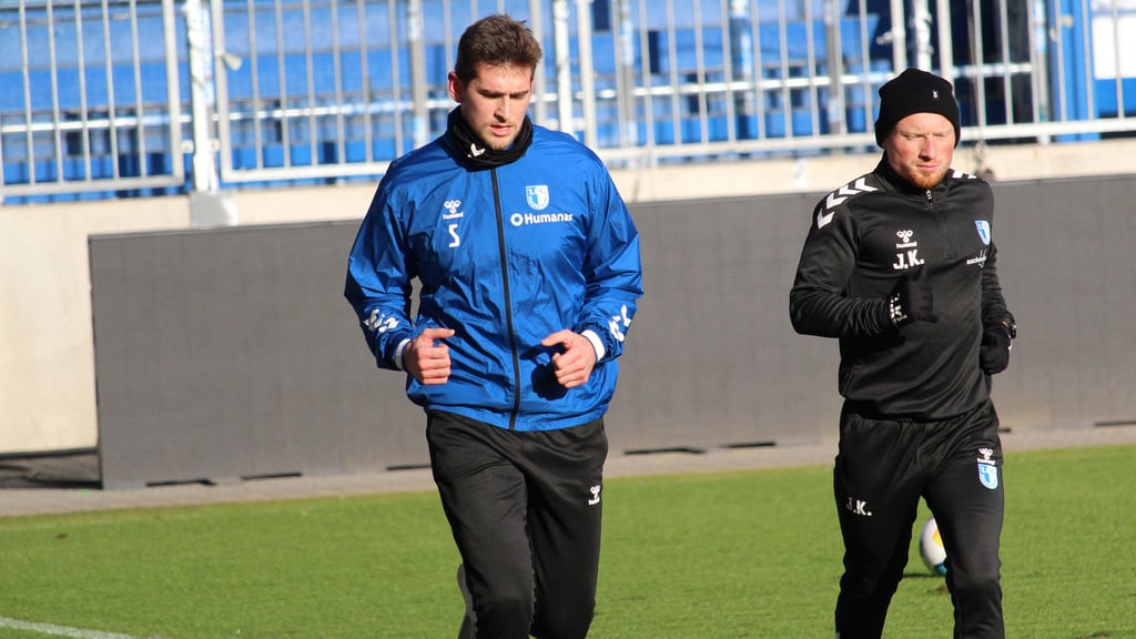 Julian Pollersbeck (l.) drehte gemeinsam mit FCM-Athletiktrainer Jannik Kirchenkamp beim Trainings-Freitag seine Runden um den Platz. Der Keeper fällt weiter aus, sein Debüt ist nicht in Sicht.