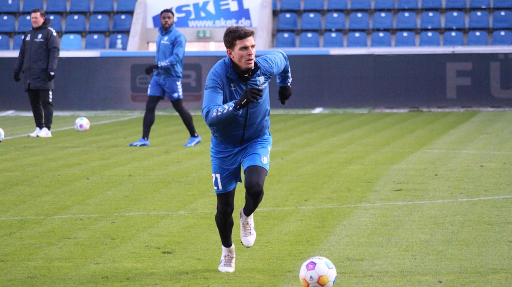 FCM-Neuzugang Tobias Müller beim Training am Freitag vor dem Spiel gegen Wehen Wiesbaden. Im Hintergrund: FCM-Cheftrainer Christian Titz und Daniel Heber.